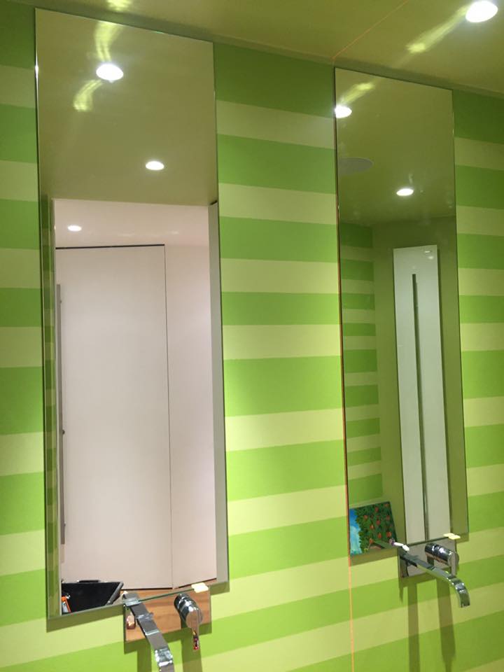 Due specchi in bagno